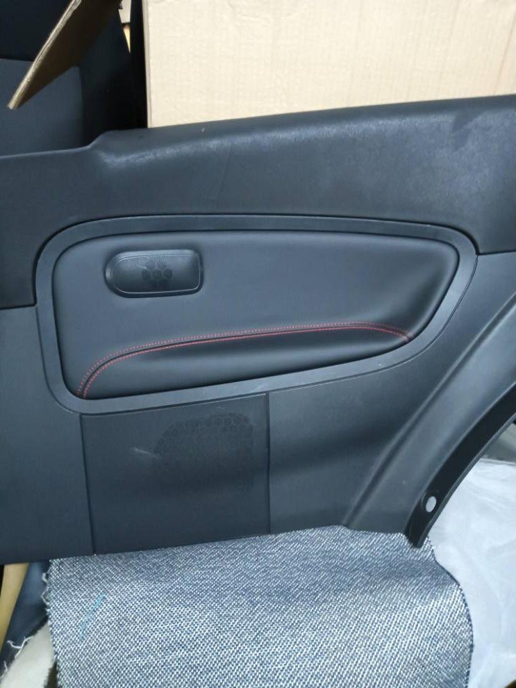 Painel de porta traseiro com costura vermelha