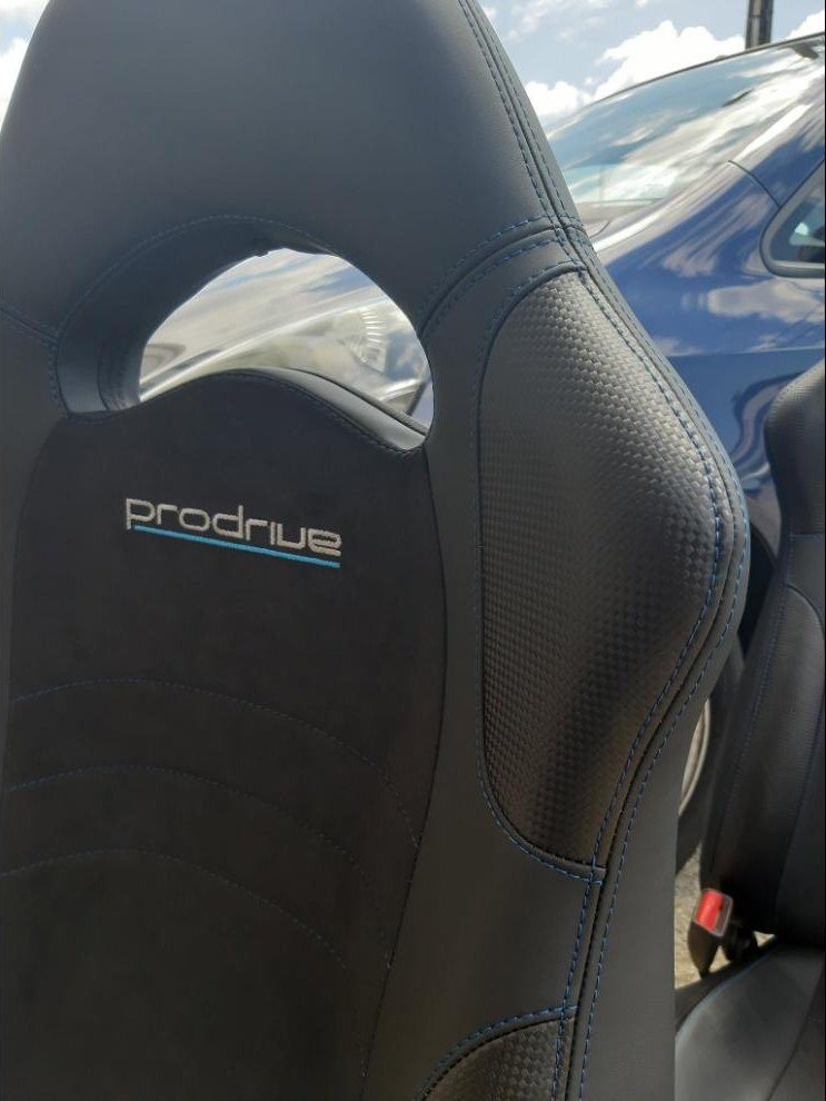 Banco desportivo Prodrive estofado em pele e camurça com costura azul